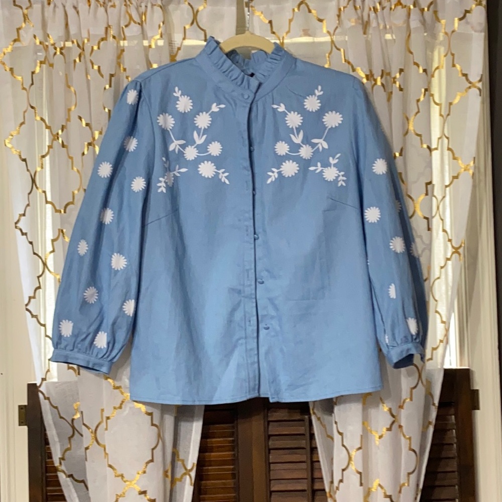 3️⃣for$20🤩 NWT Chambray floral button-down top